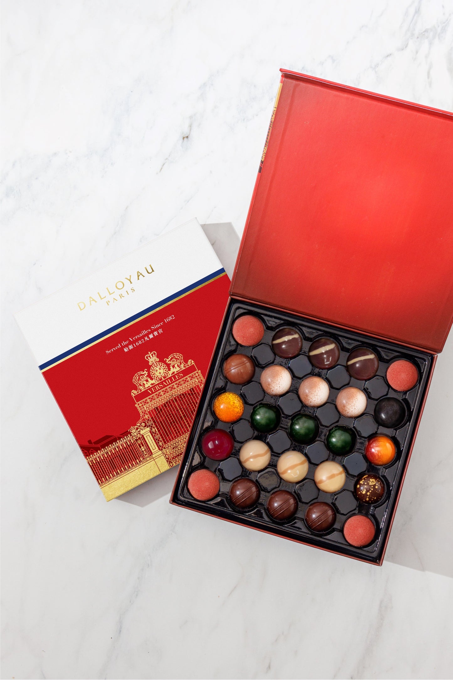 Gift Box of 25 Chocolate Bonbons - Red